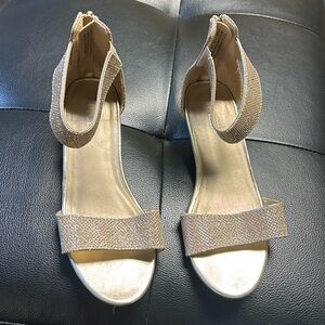 Girls block heel dressy shoes, sz 4, gold